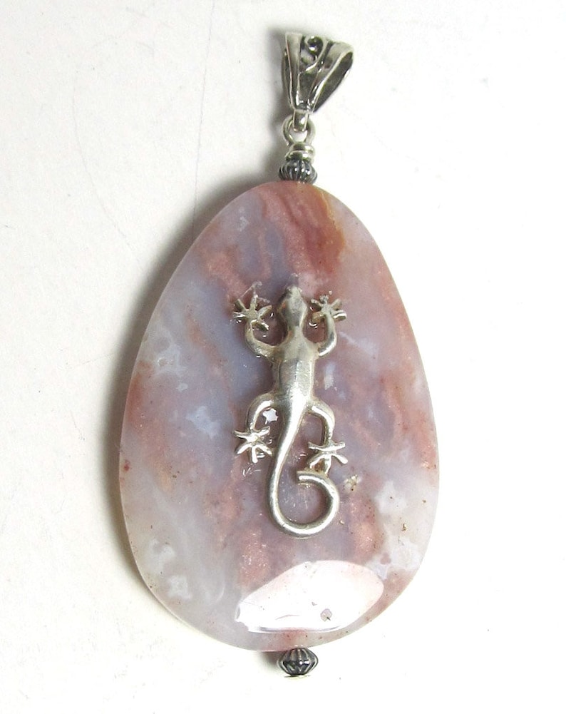 gekko on agate stone sterling silver pendant