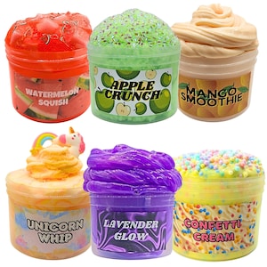 Puede incluir: Seis recipientes de slime colorido. Los sabores incluyen Watermelon Squish, Apple Crunch, Mango Smoothie, Unicorn Whip, Lavender Glow y Confetti Cream. Cada recipiente tiene una etiqueta con el nombre del sabor y elementos decorativos.