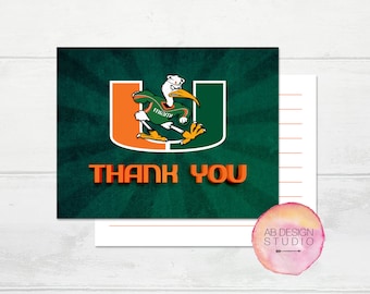 Puede incluir: Tarjeta de agradecimiento con un logotipo verde y naranja de la Universidad de Miami con una mascota de dibujos animados. El logotipo está sobre un fondo verde y blanco tie-dye.