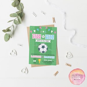 Op de afbeelding: Een groene en witte gender reveal party uitnodiging met een voetbal afbeelding. De uitnodiging luidt "Team Pink vs Team Blue" en bevat de namen "Lauren & Darwin".