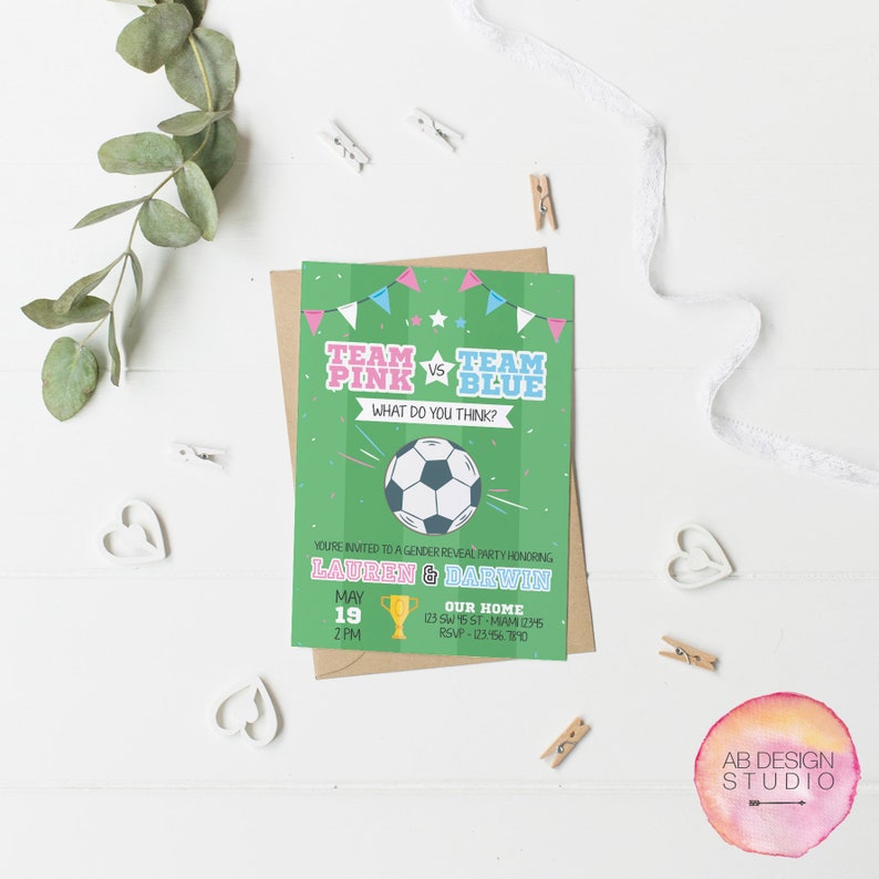 Op de afbeelding: Een groene en witte gender reveal party uitnodiging met een voetbal afbeelding. De uitnodiging luidt "Team Pink vs Team Blue" en bevat de namen "Lauren & Darwin".