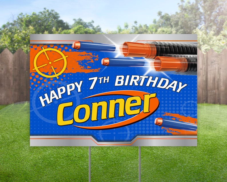 Peut inclure: Une pancarte de f&ecirc;te d'anniversaire bleue et orange avec le texte "Happy 7th Birthday Conner" et une cible et des pistolets jouets.