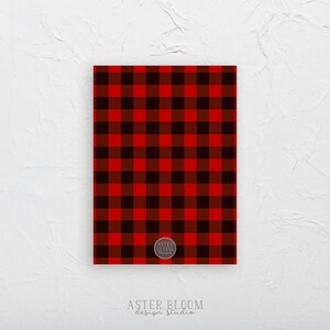 K&ouml;nnte beinhalten: Eine rechteckige Karte mit einem rot-schwarzen B&uuml;ffel-Plaid-Muster. Die Karte hat einen wei&szlig;en Hintergrund. Am unteren Rand der Karte steht der Text "ASTER BLOOM design studio" in einer Serifenschrift. Ein kreisf&ouml;rmiges Logo befindet sich in der unteren rechten Ecke.