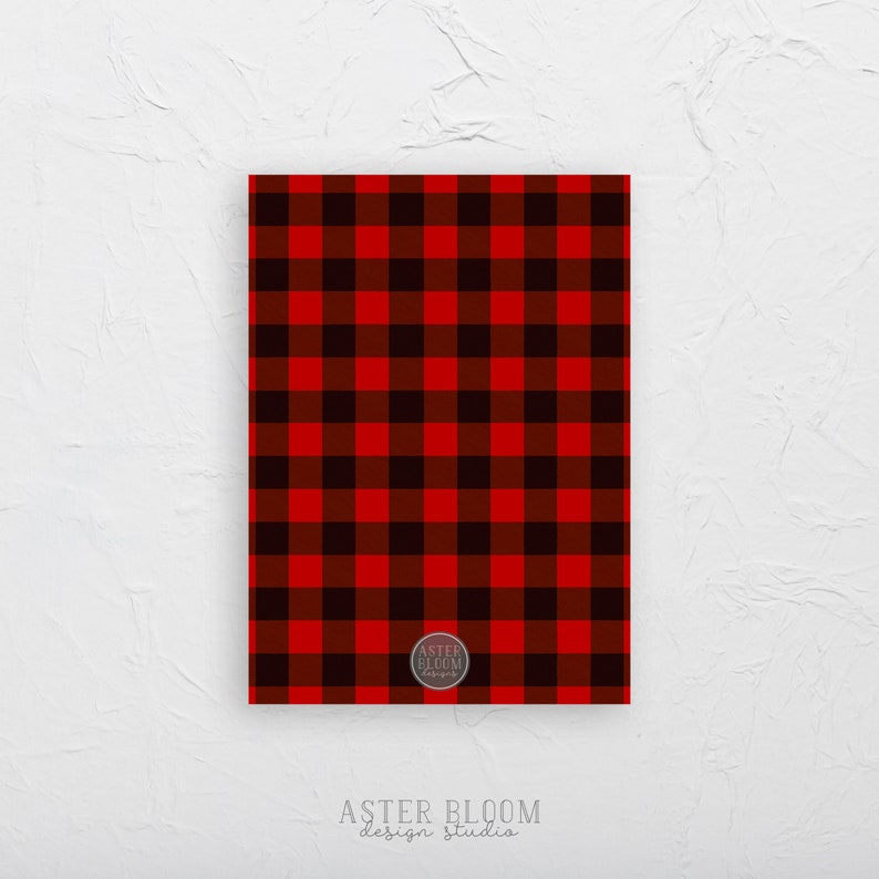 K&ouml;nnte beinhalten: Eine rechteckige Karte mit einem rot-schwarzen B&uuml;ffel-Plaid-Muster. Die Karte hat einen wei&szlig;en Hintergrund. Am unteren Rand der Karte steht der Text "ASTER BLOOM design studio" in einer Serifenschrift. Ein kreisf&ouml;rmiges Logo befindet sich in der unteren rechten Ecke.