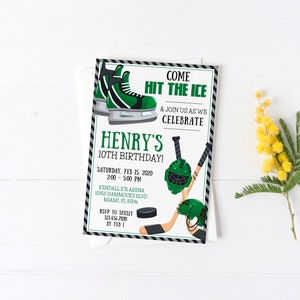 Puede incluir: Una invitaci&oacute;n de cumplea&ntilde;os de hockey verde y negro para el d&eacute;cimo cumplea&ntilde;os de Henry. La invitaci&oacute;n presenta un palo de hockey, un disco de hockey, un casco de hockey y un par de patines de hielo. El texto de la invitaci&oacute;n dice "Ven a golpear el hielo y &uacute;nete a nosotros mientras celebramos el d&eacute;cimo cumplea&ntilde;os de Henry!" La invitaci&oacute;n tambi&eacute;n incluye la fecha, la hora y la ubicaci&oacute;n de la fiesta.