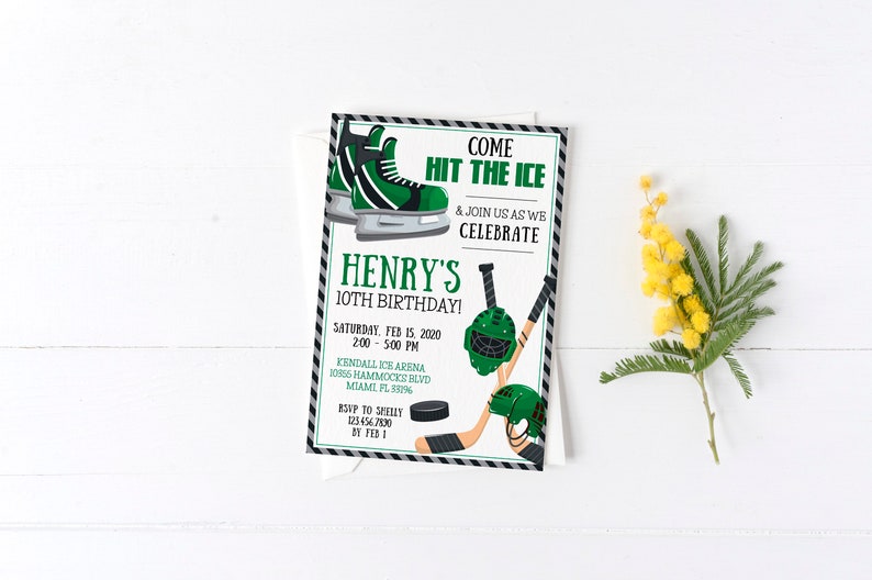 Puede incluir: Una invitaci&oacute;n de cumplea&ntilde;os de hockey verde y negro para el d&eacute;cimo cumplea&ntilde;os de Henry. La invitaci&oacute;n presenta un palo de hockey, un disco de hockey, un casco de hockey y un par de patines de hielo. El texto de la invitaci&oacute;n dice "Ven a golpear el hielo y &uacute;nete a nosotros mientras celebramos el d&eacute;cimo cumplea&ntilde;os de Henry!" La invitaci&oacute;n tambi&eacute;n incluye la fecha, la hora y la ubicaci&oacute;n de la fiesta.