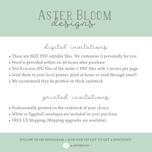 Op de afbeelding: Een lichtgroene achtergrond met witte tekst die "ASTER BLOOM designs" luidt. De tekst "digitale uitnodigingen" is in een kleiner lettertype en ook wit. De tekst hieronder somt de details van digitale uitnodigingen op, waaronder dat het geen bewerkbare PDF-bestanden zijn, dat een proefdruk binnen 24-48 uur na aankoop wordt verstrekt en dat de klant JPG-bestanden van de uitnodiging en PDF-bestanden met 2 uitnodigingen per pagina ontvangt. De tekst vermeldt ook dat de klant de bestanden naar zijn lokale printer kan sturen, thuis kan afdrukken of per e-mail kan verzenden. De tekst adviseert om de uitnodigingen op dik papier te drukken. De tekst "gedrukte uitnodigingen" is in een kleiner lettertype en ook wit. De tekst hieronder somt de details van gedrukte uitnodigingen op, waaronder dat ze professioneel worden gedrukt op het papier van uw keuze, dat witte of eierschalen enveloppen bij de aankoop zijn inbegrepen en dat gratis verzending naar Nederland is inbegrepen. De tekst vermeldt ook dat verzendupgrades beschikbaar zijn. De tekst "VOLG ONS OP INSTAGRAM + WORD LID VAN ONZE VIP-LIJST OM EEN KORTING TE KRIJGEN!" is in een kleiner lettertype en ook wit. De tekst "@ABNDESIGNS" is in een kleiner lettertype en ook wit.