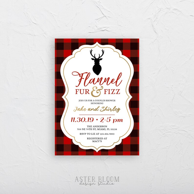 K&ouml;nnte beinhalten: Eine Einladung zur Paar-Party mit einem rot-schwarz karierten Hintergrund. Die Einladung zeigt einen wei&szlig;en, verzierten Rahmen mit den Worten "Flannel Fur & Fizz" und einer Hirschsilhouette. Die Namen "Jake und Shirley" sind ebenfalls enthalten.