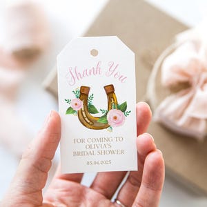 Etiquetas de regalo para despedida de soltera en color rosa del Derby de Kentucky Etiquetas de regalo con forma de herradura ... Lucky in Love Etiquetas imprimibles para regalo de cumpleaños del Derby de caballos Fiesta de agradecimiento del Derby