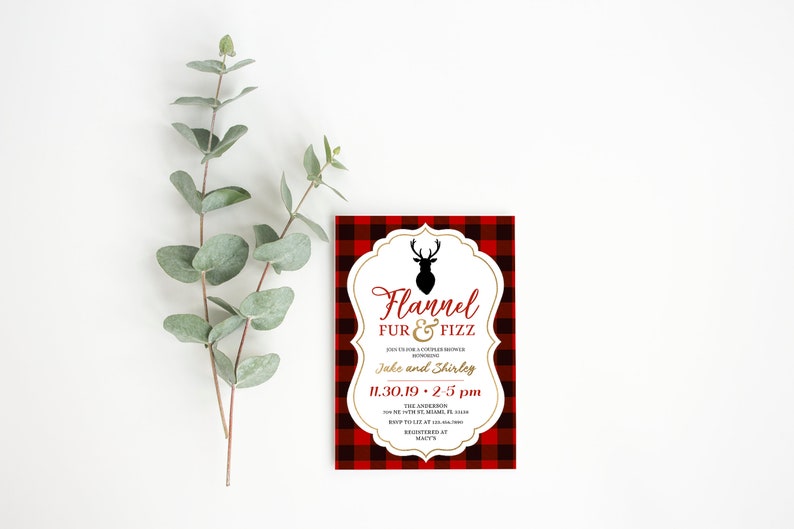 K&ouml;nnte beinhalten: Eine rechteckige Einladung mit einem rot-schwarzen Karomuster. Die Einladung zeigt den Text "Flannel Fur & Fizz" in Rot und Gold, zusammen mit Veranstaltungsdetails und einer Hirschsilhouette. Eukalyptuszweige befinden sich links.