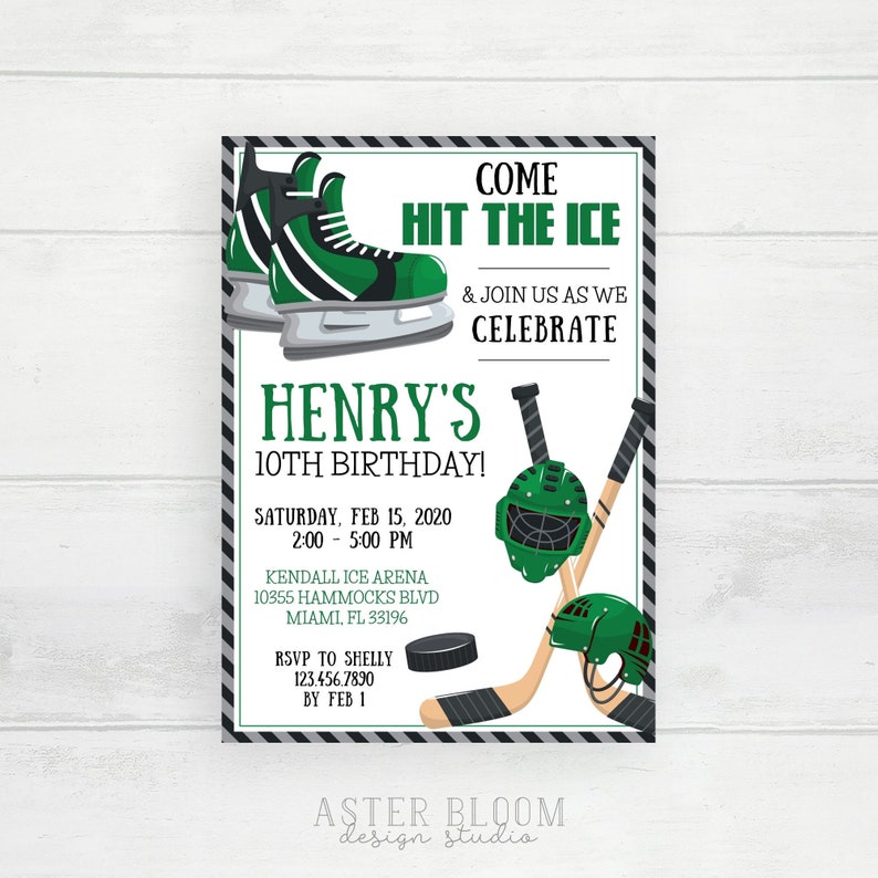 Puede incluir: Invitaci&oacute;n de cumplea&ntilde;os de hockey en verde y negro con el texto "Come Hit the Ice & Join Us As We Celebrate Henry's 10th Birthday!" La invitaci&oacute;n incluye un palo de hockey, un casco de hockey y un par de patines de hielo.