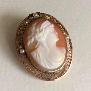 Beautiful Victorian  cameo brooch pendant 10k shell and seed pearls