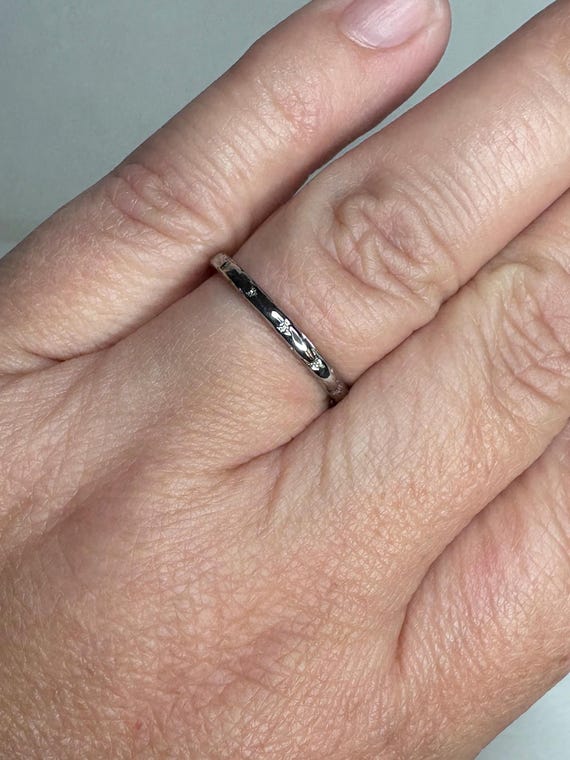 Retro Solid 18k White Gold Chevron Pattern Band R… - image 3