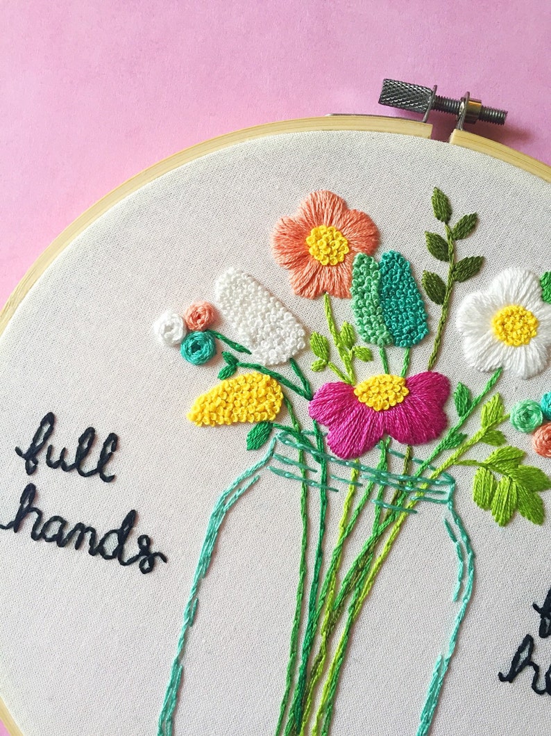 Puede incluir: Arte de bordado en aro con un tarro de cristal lleno de flores de colores. El texto "full hands" est&aacute; bordado en hilo negro debajo del tarro.