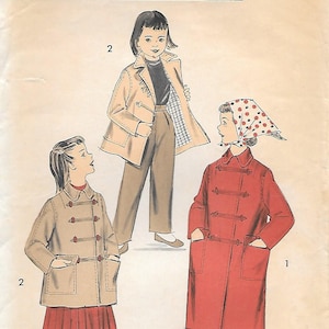 Op de afbeelding: Advance 8098 maat 10 naaipatroon-envelop met illustraties van drie outfits. Eén toont een beige jas met houtje-touwtjesluiting over een rok, een andere een beige jasje met houtje-touwtjesluiting met broek, en de derde een rode jas met stippensjaal.