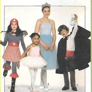 Könnte beinhalten: Simplicity-Schnittmuster 8222 mit Kostümen für Mädchen und Jungen. Die Kostüme umfassen eine Ballerina, einen Superhelden und einen Zauberer. Das Muster enthält zwei Größen: 10 und 12.