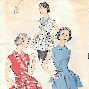 Puede incluir: Ilustración de un patrón de costura vintage con tres diseños de delantales. Los delantales son de cuadros rojos, blancos con lunares azules y azul liso. Los textos "ADVANCE" y "SEW-EASY!" son visibles.