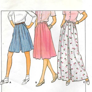 Può includere: Modello Butterick 4285, taglia 12, con tre modelli di gonna. Una gonna è a righe blu e bianche, un'altra è rosa tinta unita e la terza è bianca con stampa floreale rosa. Il modello ha un prezzo di $2,75.