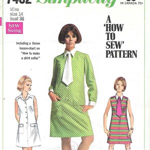 Puede incluir: Patrón de costura Simplicity vintage con tres diseños de vestidos. El vestido principal es un vestido verde con lunares con una corbata blanca. El patrón incluye instrucciones para un cuello de camisa. El patrón es para tallas Misses y Junior Petites.