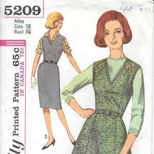 Könnte beinhalten: Vintage Simplicity Schnittmuster mit zwei Kleiderdesigns. Ein Kleid ist ein graues Etuikleid mit Gürtel, das andere ein grünes A-Linien-Kleid mit V-Ausschnitt und Gürtel. Das Schnittmuster enthält Größenangaben: Miss, Größe 16, Brustumfang 91,4 cm.