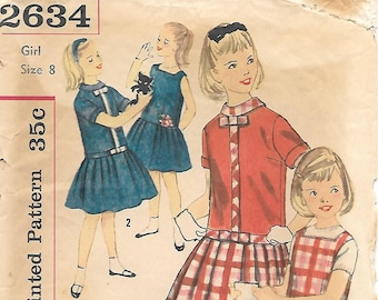Patrón de costura vintage Simplicity 2634 de los años 50 para vestido de cintura baja para niña con falda plisada y blusa. Talla 8 (pecho 26).