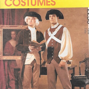 Op de afbeelding: McCall's Costumes patroon 2258 in maat MV (36, 38, 40) toont twee historische outfits. Outfit A bevat een bruine jas, licht vest, kniebroek en pruik. Outfit B bestaat uit een bruin vest, witte kruisbanden, overhemd, kniebroek en een hoed.
