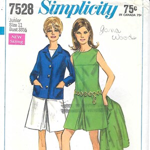 Puede incluir: Patrón de costura Simplicity 7528 vintage. El patrón presenta ilustraciones de dos mujeres con atuendos de los años 60. Una lleva una chaqueta azul y pantalones cortos blancos, la otra un vestido verde. Texto: "Junior Talla 11" y "Contorno de busto 85 cm".
