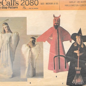Op de afbeelding: McCall's 2080 naaipatroon envelop voor Halloween kostuums in maat medium 8-10. De omslag bevat illustraties van drie kostuums: een witte engel met vleugels en halo, een rode duivel met een hooivork en een zwarte heks met een hoed.