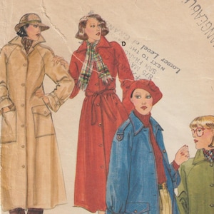 Puede incluir: Patrón Butterick vintage 5073 con ilustraciones de abrigos y chaquetas de mujer. La imagen muestra una gabardina beige, un abrigo rojo con cinturón, una chaqueta azul y un abrigo verde. El patrón incluye la talla 14.
