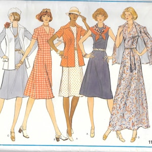 Puede incluir: Patrón de costura Vogue's Basic Design con cinco conjuntos femeninos diferentes. Los conjuntos incluyen vestidos, chaquetas y una falda, con varios patrones y estilos. La portada es blanca y azul con el texto "Vogue's Basic Design" en azul.