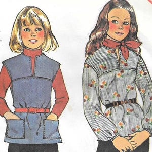 Puede incluir: Patrón de costura vintage con ilustraciones de cuatro conjuntos diferentes. Los diseños incluyen un chaleco azul con bolsillos, una blusa a rayas con detalles florales, una camiseta roja de manga corta y una túnica con estampado floral. El patrón está etiquetado como "Quick & Easy".