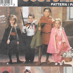Puede incluir: Patrón de disfraces Simplicity con disfraces de Halloween para niños. La imagen muestra varios disfraces, incluyendo una bruja, un diablo, un vampiro y personajes medievales. El patrón es de talla A (SM-LG).