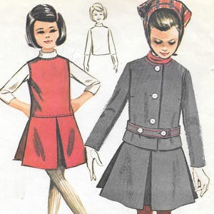 Può includere: Una tazza di ceramica bianca con manico nero e la scritta "But First, Coffee" in grassetto nero. La tazza è posta su uno sfondo neutro, che ne evidenzia il design semplice.