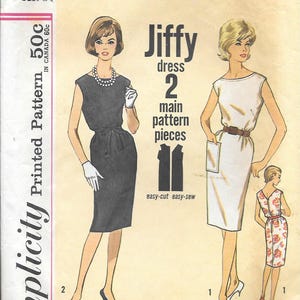 Puede incluir: Un sobre de patrón de costura Simplicity 4429 para un vestido Jiffy, talla 14, busto 34. La portada presenta ilustraciones de dos vestidos sin mangas, uno negro y otro blanco, con un pequeño recuadro que muestra una versión con estampado floral.