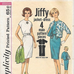 Könnte beinhalten: Ein Simplicity Jiffy Schnittmusterumschlag für ein Jacken-Kleid-Ensemble, Nummer 4897, Größe 14, Oberweite 34. Die Abbildung zeigt zwei Varianten eines Kleider- und Jackensets, eines in einfarbigem Weiß und eines in einfarbigem Blau mit einer blauen Blumenjacke.