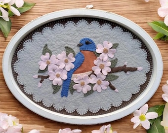 Patrón DIGITAL para tapete de mesa con apliques de lana y diseño de pájaro azul oriental y cornejo