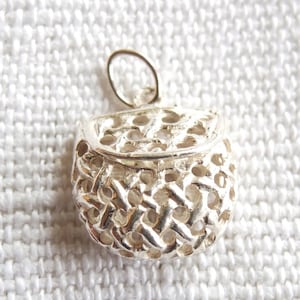 Colgante de cesta de paja de plata de ley vintage, colgante de bolso