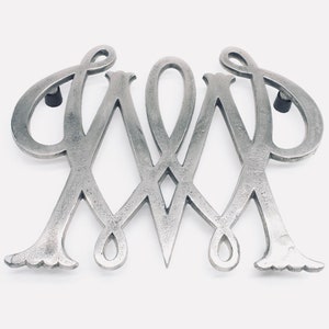 Podstawka pod monogram vintage, metalowa podstawka, litera M
