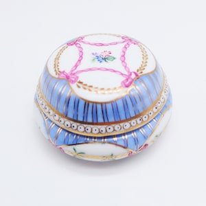 Hand painted Porcelain Jewelry Box, Vintage porcelain box, porcelain ring box