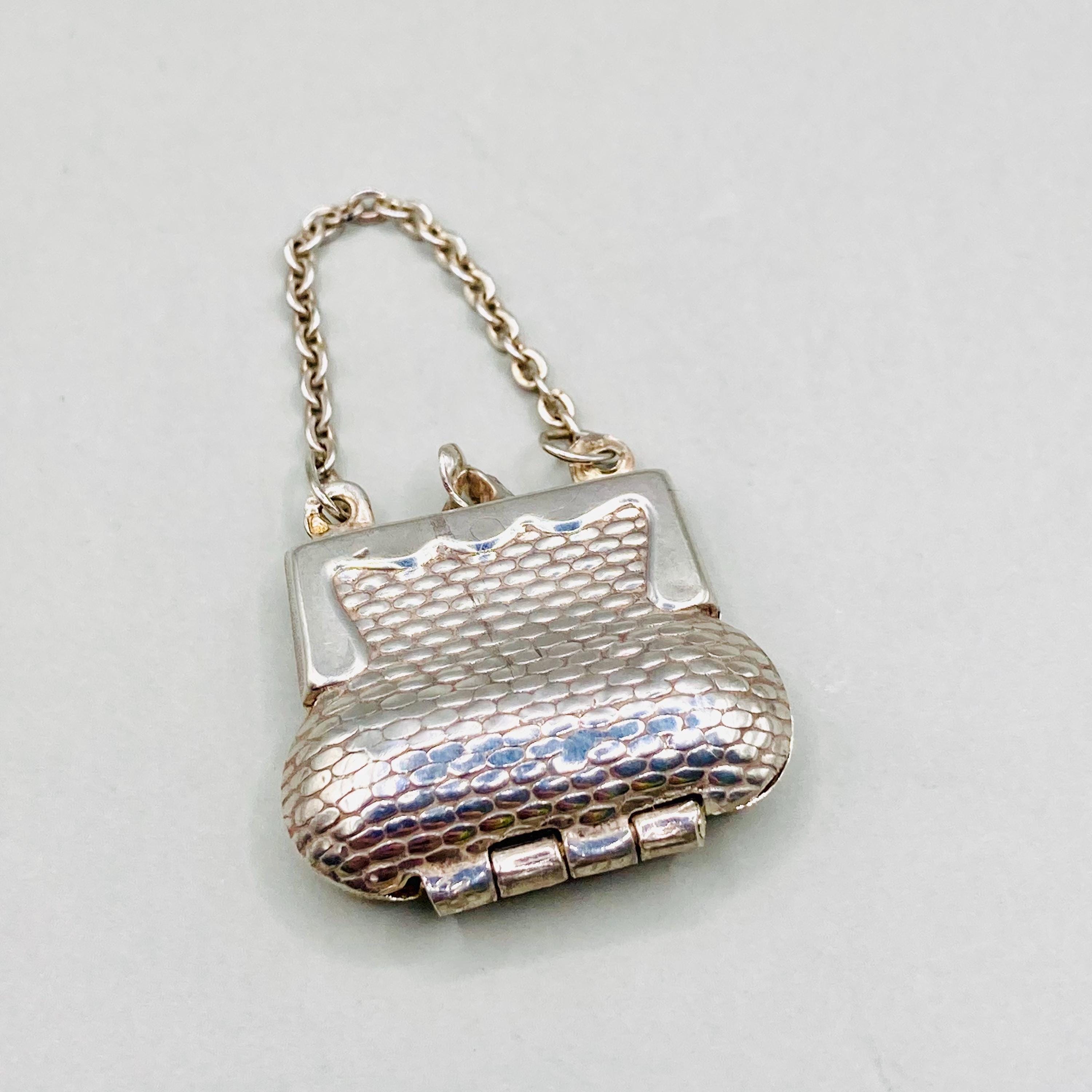 Pendentif Vintage Charles Jourdan - Main En Quartz Rose, Plaqué Or - Occasion