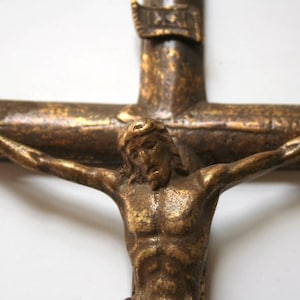 Vintage Wall crucifix, Solid Brass religious Crucifix, Wall Crucifix, Religious Decór, vintage metal crucifix, wall crucifix