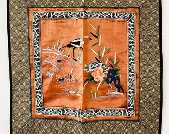 色鮮やかな花鳥の刺繍掛軸　唐物　正絹　開運　敦煌　シルクロード　骨董品 中国シルク刺繍の鷺鳥マンダリンスクエア清朝、アンティークの壁アート