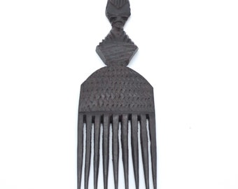 Peine de madera africano antiguo, mango con figura tallada, herramienta para el cabello hecha a mano.