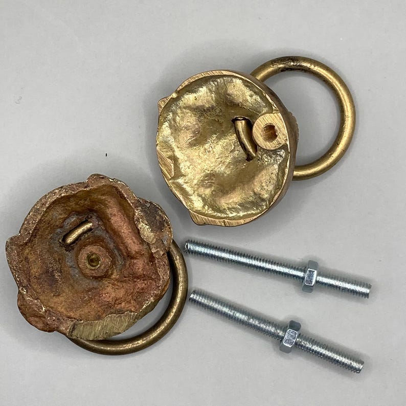 Puede incluir: Dos pomos de puerta de lat&oacute;n con un tirador de anillo y un tornillo y una tuerca para la instalaci&oacute;n. Los pomos tienen una superficie texturizada y son de color dorado c&aacute;lido.