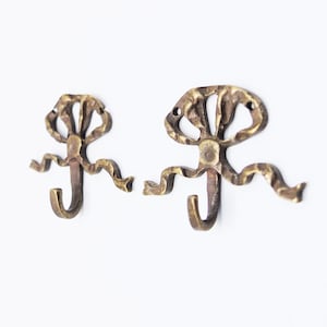 2 Vintage Bow frame Hanger, frame display, wall hanger