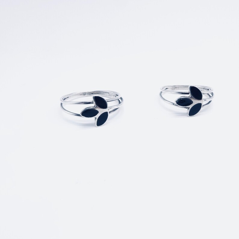 80s Sterling Silver Ring with black flowers