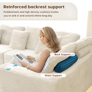 K&ouml;nnte beinhalten: Ein cremefarbenes Ecksofa mit Cordstruktur. Eine Frau liest auf dem Sofa ein Magazin. Ein blaues Lendenwirbelst&uuml;tzkissen befindet sich auf der R&uuml;ckenlehne. Der Text auf dem Bild lautet "Reinforced backrest support".