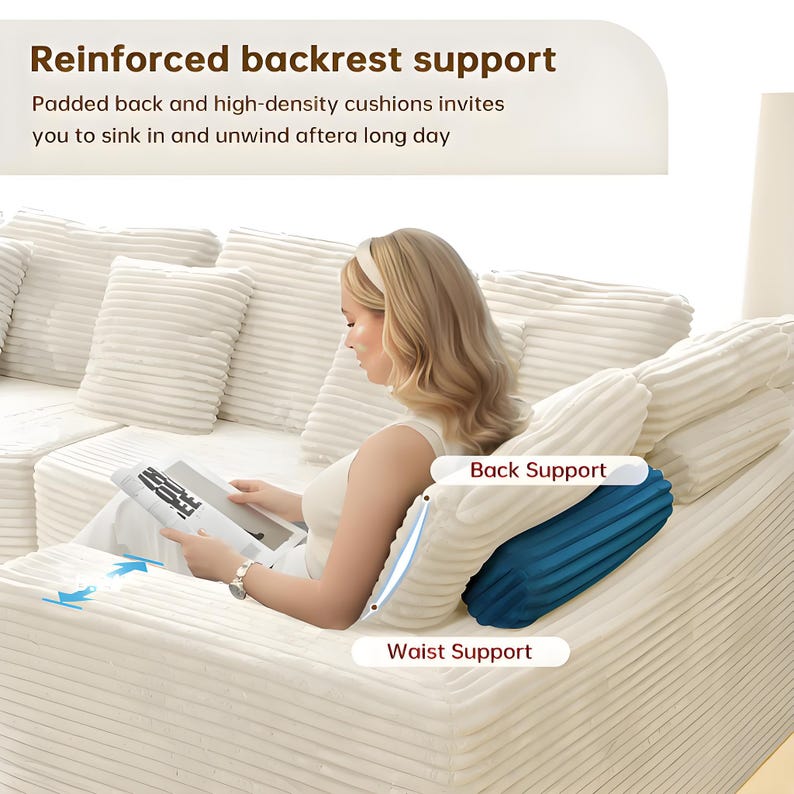 K&ouml;nnte beinhalten: Ein cremefarbenes Ecksofa mit Cordstruktur. Eine Frau liest auf dem Sofa ein Magazin. Ein blaues Lendenwirbelst&uuml;tzkissen befindet sich auf der R&uuml;ckenlehne. Der Text auf dem Bild lautet "Reinforced backrest support".