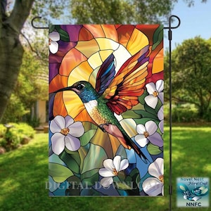 Può includere: Una bandiera da giardino in stile vetrata con un colibrì colorato con un lungo becco e ali spiegate, circondato da fiori bianchi e foglie verdi. Lo sfondo è un mix vibrante di giallo, arancione, rosso e blu.