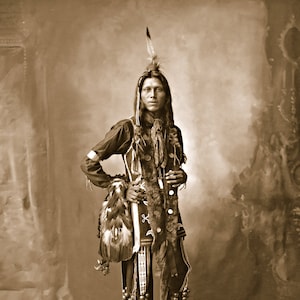 Dust Maker, grande photographie de réimpression restaurée professionnellement du guerrier Ponca indien amérindien vintage en vêtements de cérémonie image 1